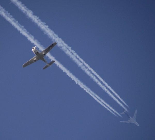 While spotting this Global Supply Systems 747 something got in the way. (Cirrus SR22)