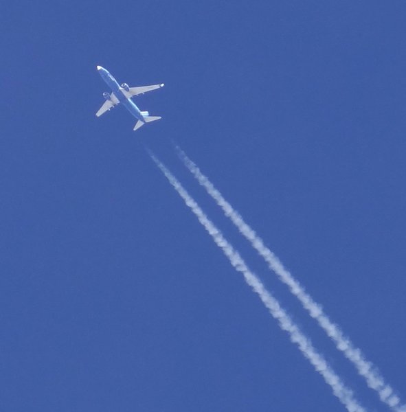 Ryanair EI-DCL still with white nose.