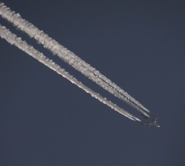 I finish with a Thai 747. Nice contrail against the sun.