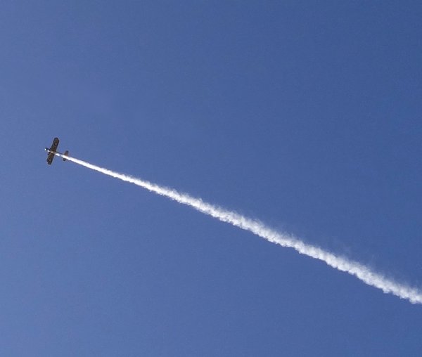 Being inspired by contrailwatcherUK´s para somewhere above; but I prefer contrail. ;)