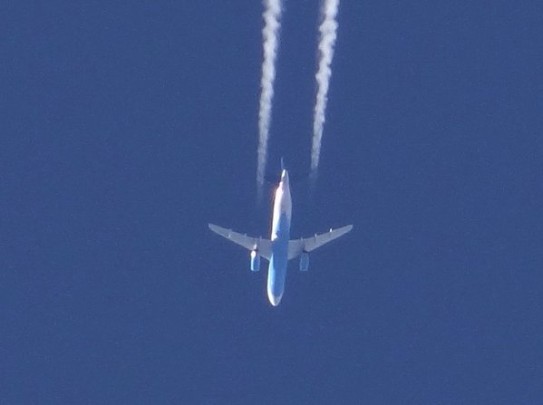 MasterJet Airbus A320 CS-TFY has a nice colourful livery.