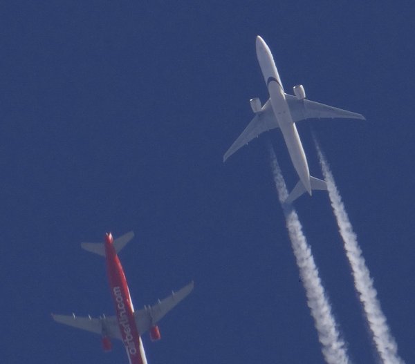 So this happened today while I was watching Pakistan 777 AP-BHW: suddenly Air Berlin D-ABFF rushed through the picture, what a pity it´s cut off!