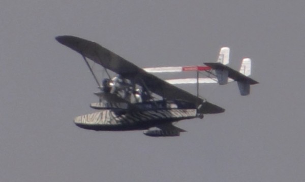 I think this plane will never produce contrails and I have to admit it wasn´t that high, BUT in regard of the performance of this plane one might argue it was near service ceiling, so here it is: N28V. Sadly I only have the picture, not the sound of the engines.