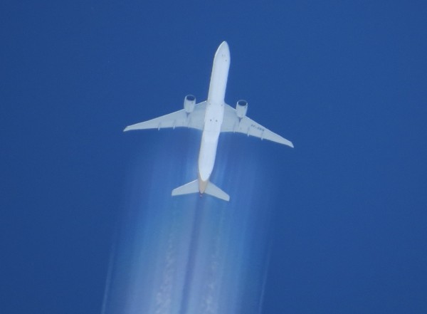 This really made me happy today, Singapore 777 9V-SWN caught in a blue spot between the clouds.