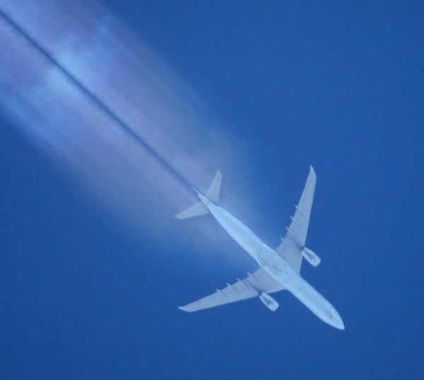 Air Canada 767 C-GHKW coming from Frankfurt with nice contrail.