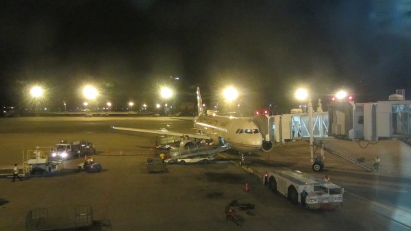 Etihad Airbus A320 A6-EII waiting at Gate 08