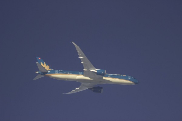 Vietnam Airlines 789 (VN-A864) climbing at 20,000 ft from FRA to SGN