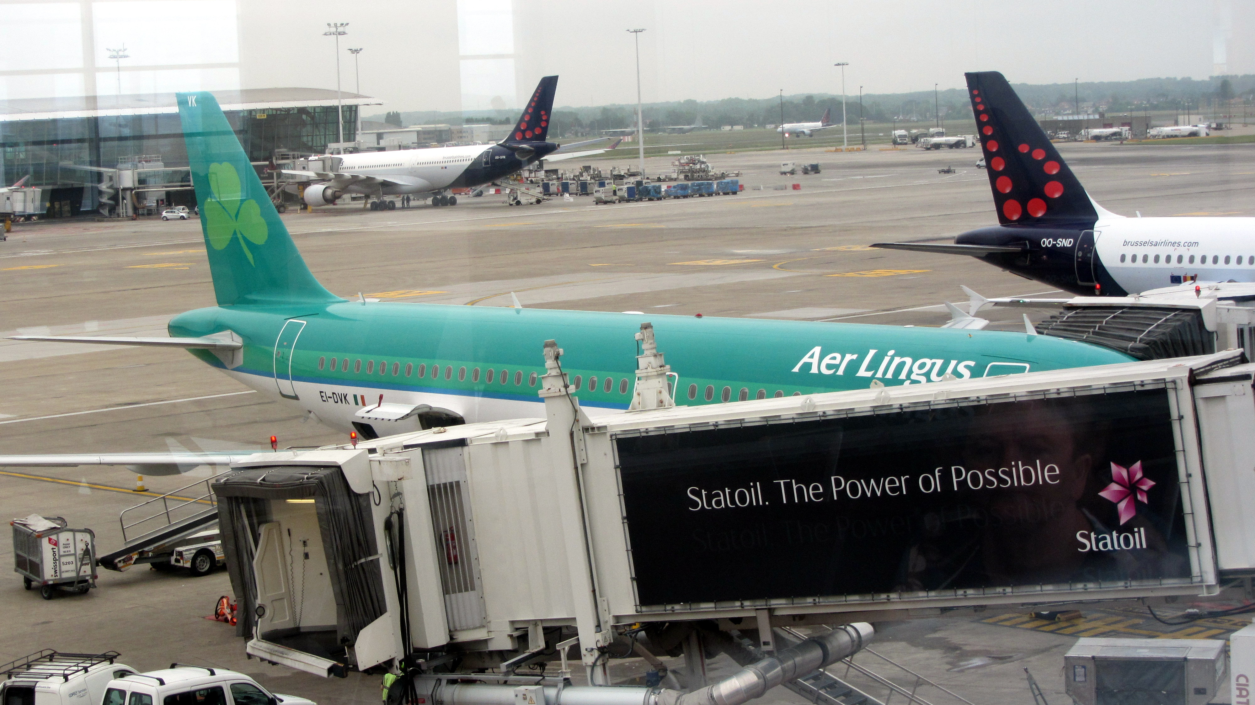 Airbus A320 EI-DVK at Gate B32