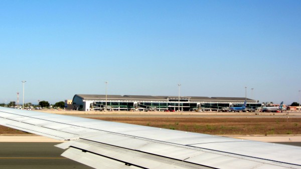 Take-off at full speed in front of the terminal