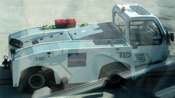Ryanair using its own ground equipment!