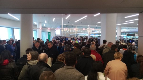 Brussels Airport long queues at security.jpg