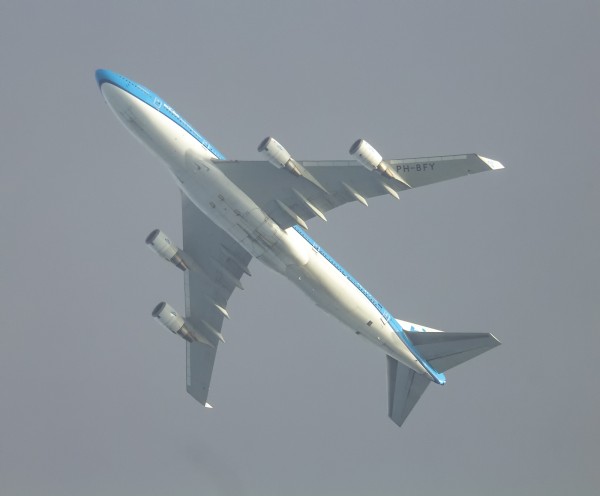 KLM BOEING 747-406 PH-BFY ROUTING SOUTHWEST AS KL735 AMS-WILLEMSTAD 32,000FT.BELOW THE CLOUDS.