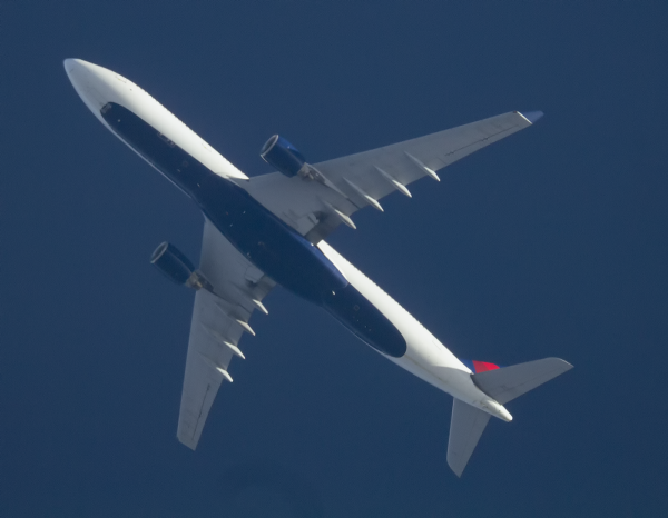 DELTA AIRLINES AIRBUS A330 N816NW ROUTING CDG-DETROIT AS DL97  32,000FT.