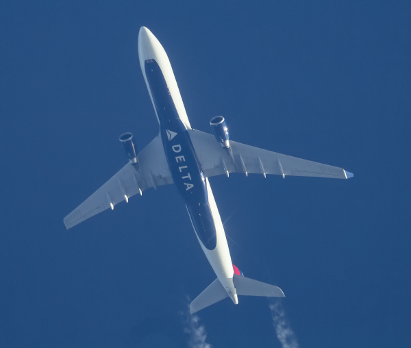 DELTA AIRLINES AIRBUS A330 N823NW ROUTING CDG-JFK AS DL263<br />33,000FT,