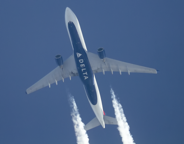 DELTA AIRLINES AIRBUS A330 N823NW ROUTING CDG-JFK AS DL263 32,000FT.