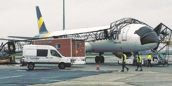 Condor Flugdienst A321 light pole crash
