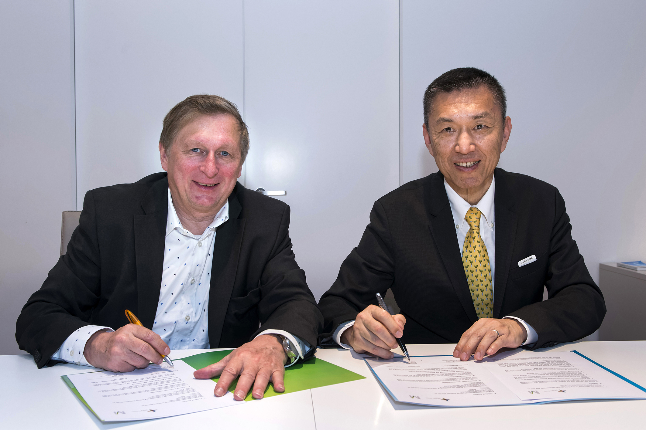 Dr. Michael Kerkloh (l., Vorsitzender der Geschaeftsfuehrung der Flughafen Muenchen GmbH) und David Fei (President and CEO of Taiwan Airport) / MoU Signing Ceremony of Taiwan Airport am Flughafen Muenchen / Muenchen / 24.02.16 Foto: Stephan Goerlich / FMG