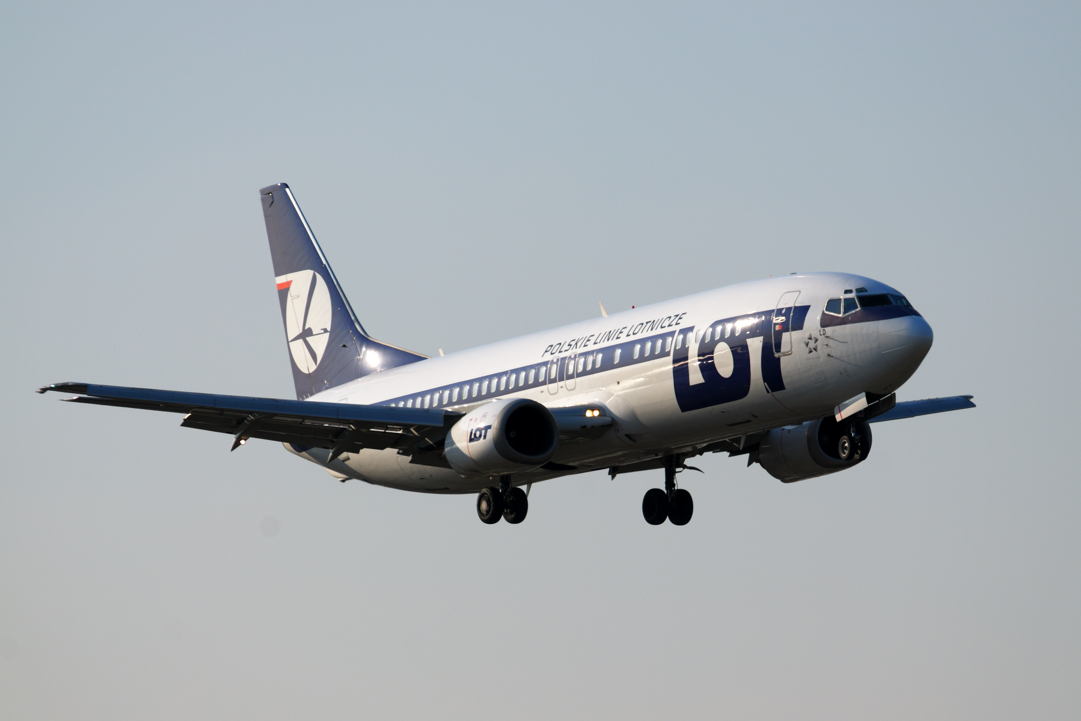 Boeing_737-400_SP-LLD_LOT