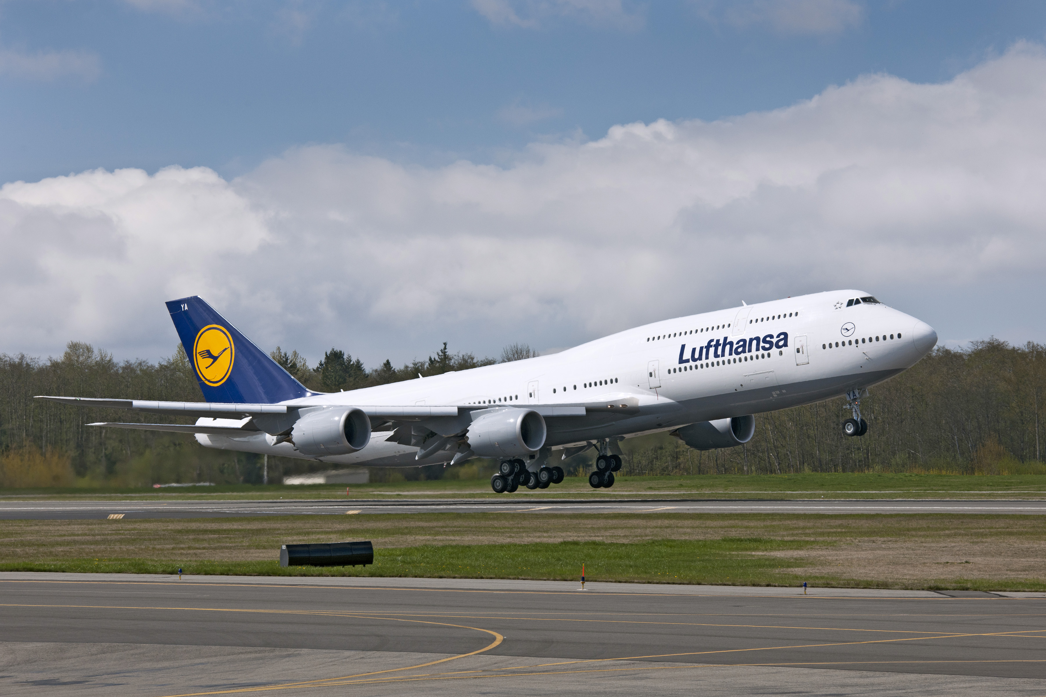 Lufthansa 747-8I Take off Images K65636-05