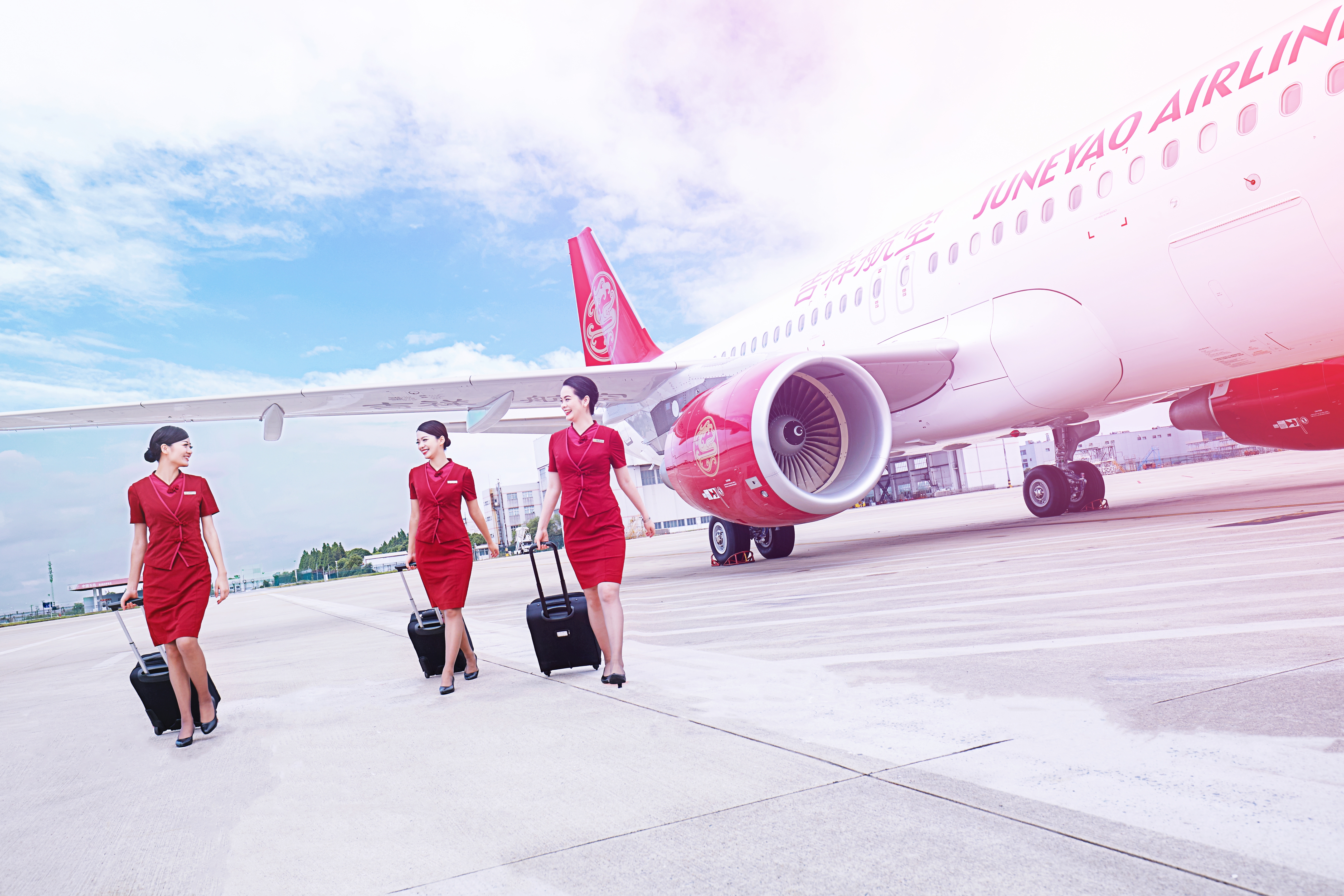 juneyao-aircaft-with-uniformed-staff