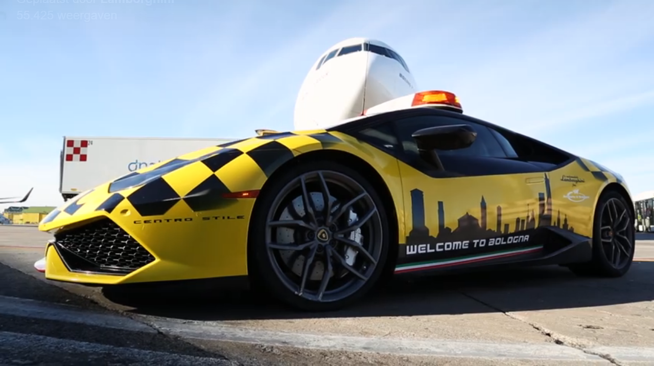 Cool movie Huracán chased by Emirates Boeing 777