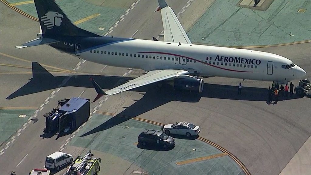 Aeromexico Boeing 737 800 Hits Catering Truck At Los Angeles