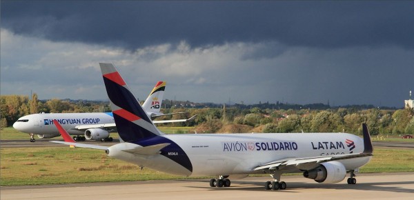 OE-LAJ, N534LA depart.JPG