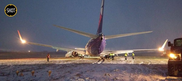 Smartavia Boeing 737-800 overruns runway at Perm Airport, Russia.jpg