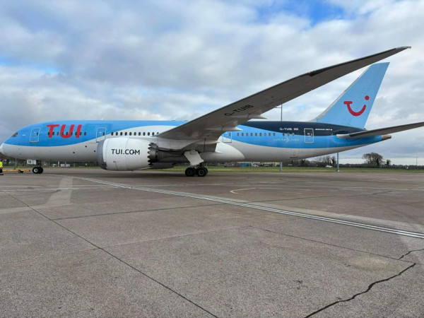 TUI Airways B787-8 G-TUIB_1.jpg