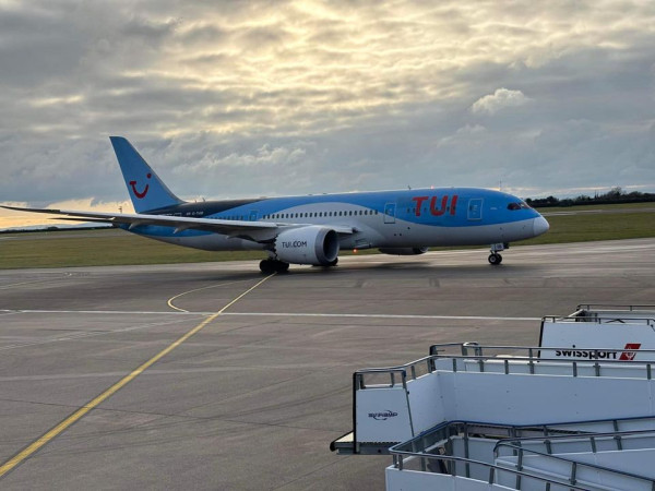 TUI Airways B787-8 G-TUIB_2.jpg