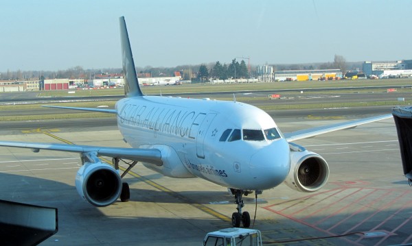 IMG_3130.JPG (1.28 MiB) Viewed 4034 times OO-SSC arriving from GVA at gate A54 before departing to CPH