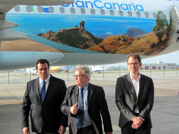 The president of Gran Canaria with Thomas Cook people