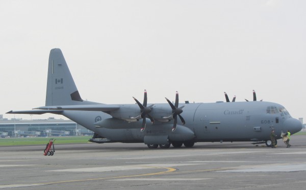 C-130 Royal Canadian Air Force (a model more recent than the 43-yr old Belgian C-130s: the propellers have 6 blades instead of 4 on the Belgian ones)