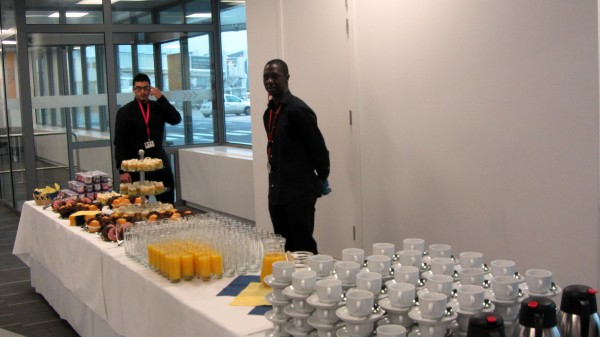 IMG_7797.JPG (1.52 MiB) Viewed 3731 times Breakfast ready at gate B94 for the passengers and the guests