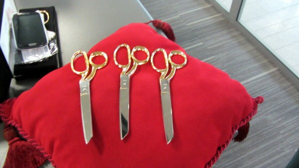 IMG_7802.JPG (1.31 MiB) Viewed 3733 times The scissors for the inauguration ceremony