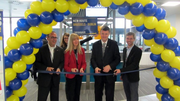 IMG_7804.JPG (1.37 MiB) Viewed 3731 times Cutting the ribbon, from left to right: Leon Verhallen (Brussels Airport), Danielle Neyts (Tourism Ireland representative in Belgium), Eamonn Mac Aodha (Ambassador of Ireland in Belgium), Yann Delomez (marketing manager of Ryanair for Belgium, France and Morocco)