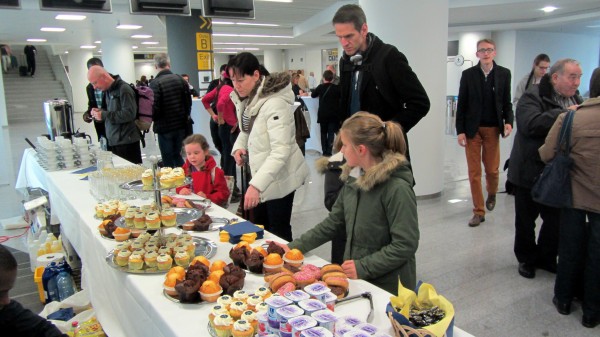 IMG_7810.JPG (1.68 MiB) Viewed 3731 times Passengers enjoying breakfast