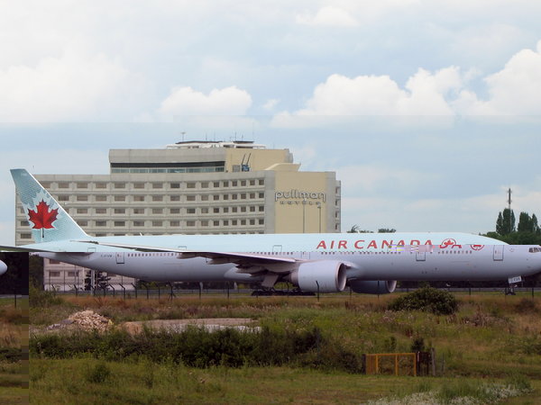 Air Canada B777-300<br />reg: C-FIUR